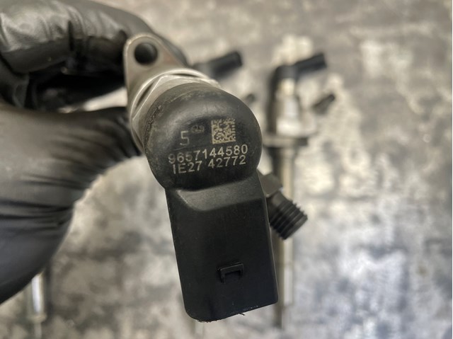 Форсунка вприску палива 9657144580 VAG