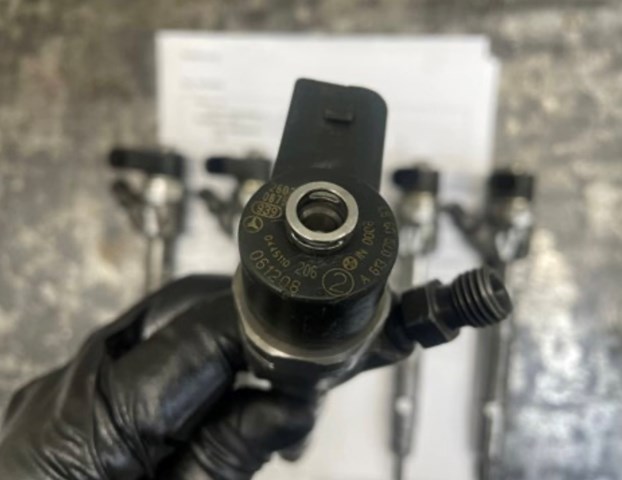 Форсунка вприску палива A6130700987 BOSCH