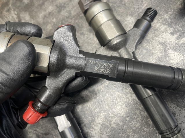 Форсунка дизельна в зборі, розпилювач + тримач DCRI100740 DENSO