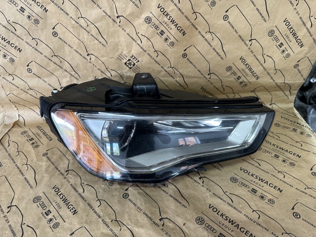 Фара правая 8V0941006B VAG