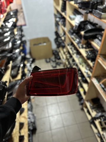 Фара задня права зовнішня 8V5945096C VAG