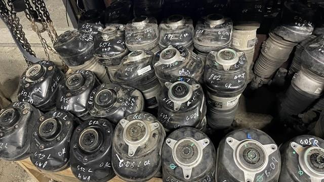 Стійка передня права 37106869032 BMW
