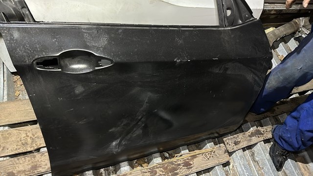 Пасажирські передні двері 41517386738 BMW
