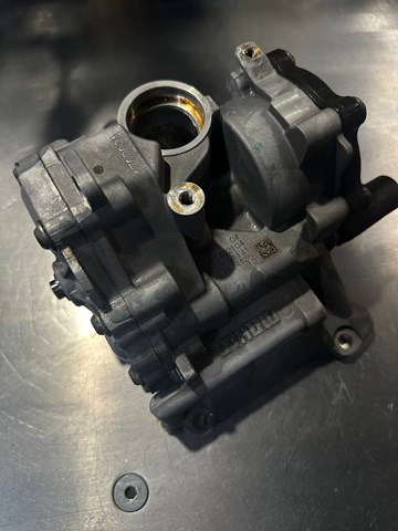 Насос маслозакачуючий 11417624135 BMW