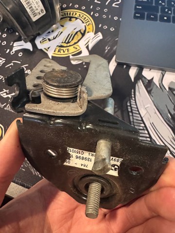 Замок капота, правий 51237183764 BMW