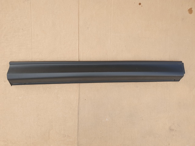 Молдинг передньої правої двері KB7W51RA0E MAZDA