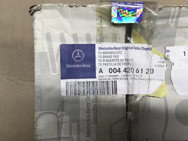Передні гальмівні колодки A0044206120 MERCEDES