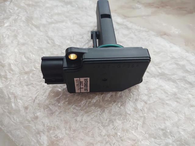 Датчик витрати повітря MR985187 MITSUBISHI