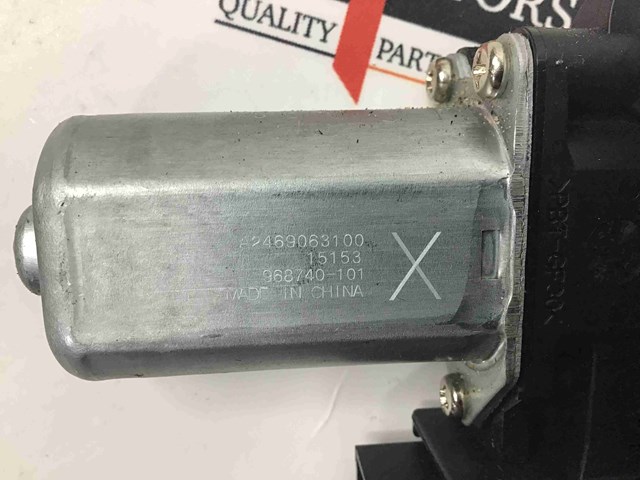 Двигун стеклопод'емника двері задньої, лівої A2469063100 MERCEDES