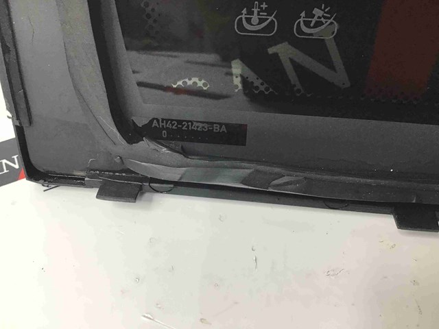 Задня кватирка ліва LR017464 LAND ROVER