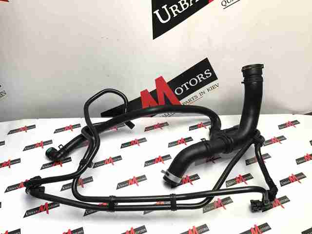 Патрубок системи охолодження LR034637 LAND ROVER