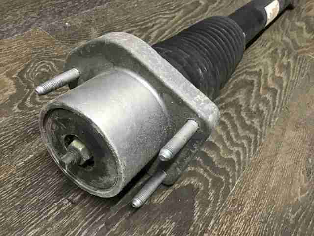 Стійка амортизатора задня LR045269 LAND ROVER