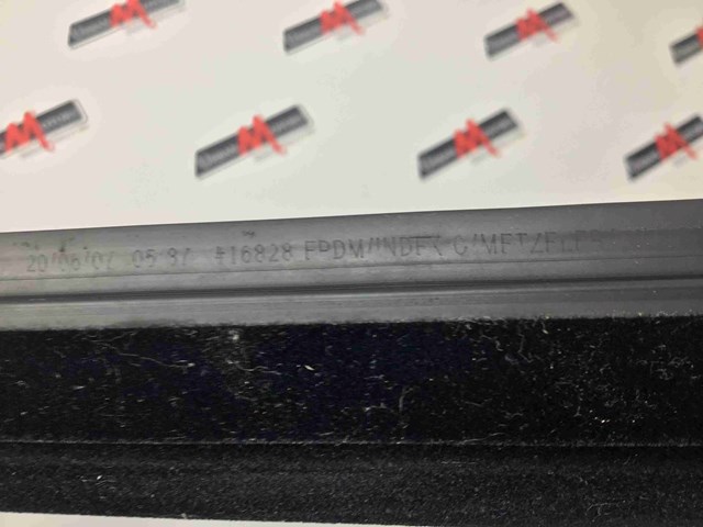 Молдинг опускного скла нижній, двері передньої, правої A2216903480 MERCEDES