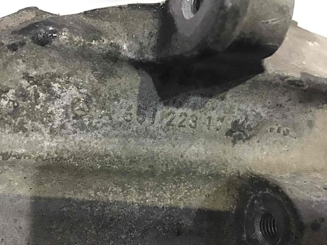 Кронштейн подушки (опори) двигуна, лівої A6512231704 MERCEDES