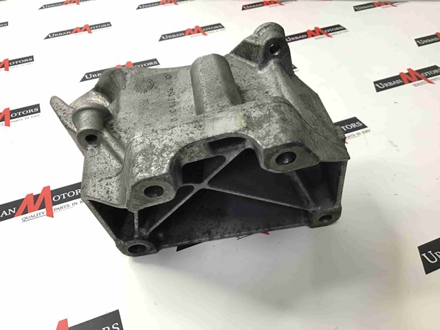 Кронштейн подушки (опори) двигуна, лівої A6512233804 MERCEDES