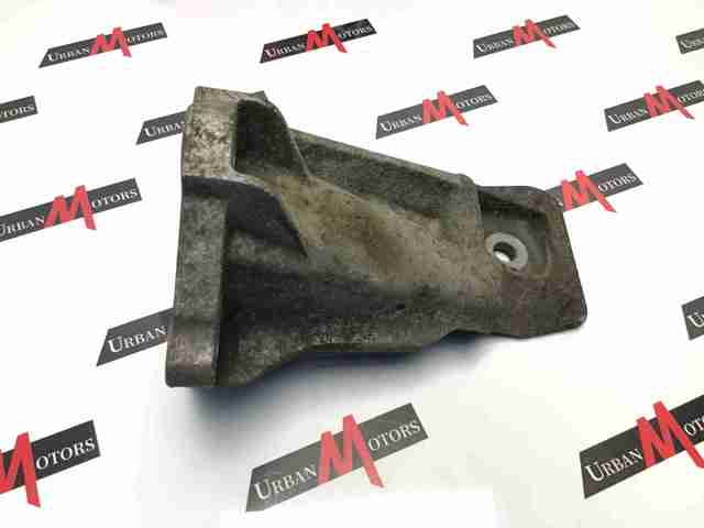 Кронштейн подушки (опори) двигуна, лівої KKU500580 LAND ROVER