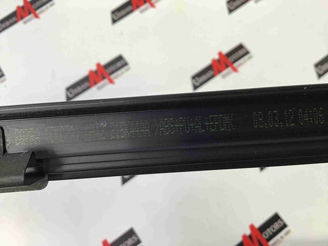 Молдинг опускного скла дверей передньої, лівої LR012116 LAND ROVER