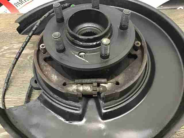 Цапфа поворотна права LR012740 LAND ROVER