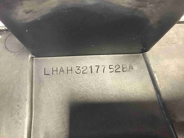 Кронштейн кріплення бампера переднього лівий LR013866 LAND ROVER