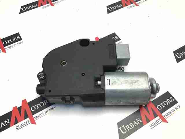 Двигун приводу люка LR018359 LAND ROVER