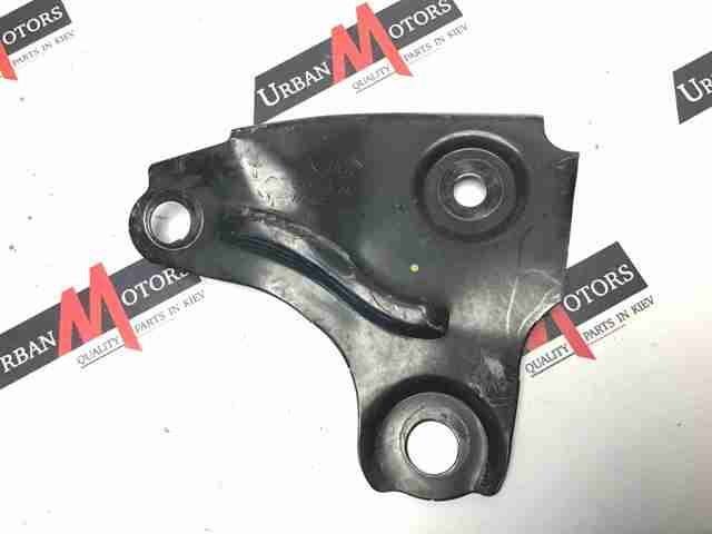 Кронштейн подушки (опори) двигуна, правої LR024733 LAND ROVER