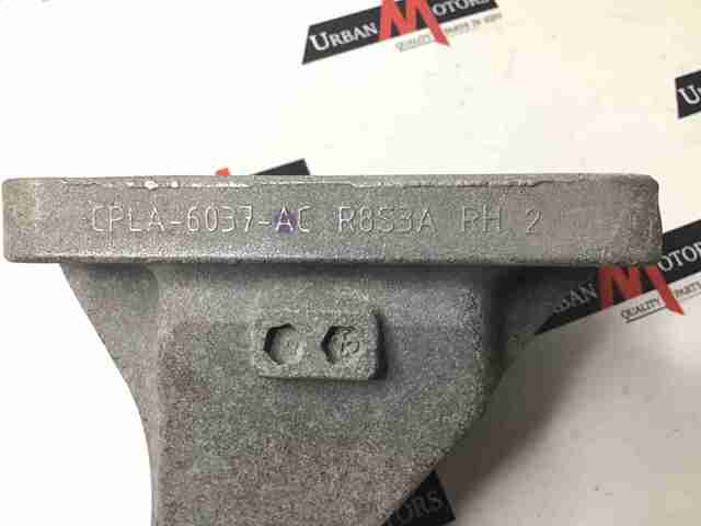 Кронштейн подушки (опори) двигуна, правої LR033180 LAND ROVER