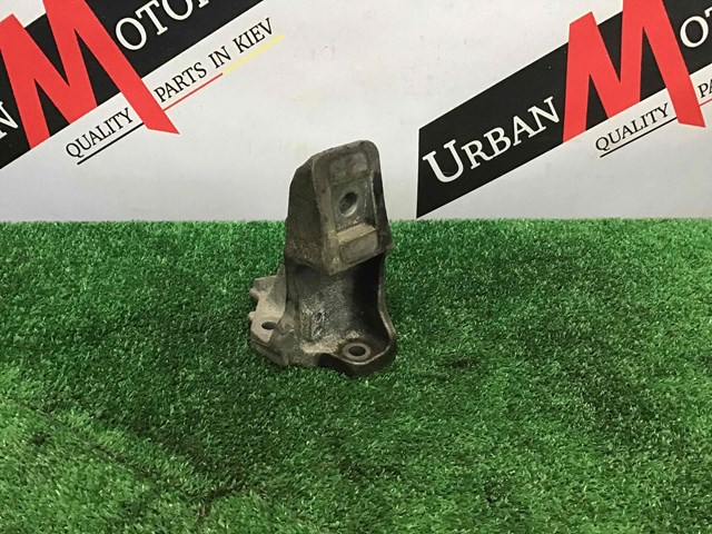 Кронштейн подушки (опори) двигуна, лівої LR033184 LAND ROVER