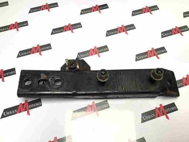Кронштейн передньої балки LR038789 LAND ROVER