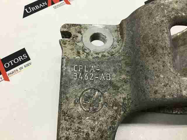 Вилка нижня амортизатора переднього, права LR038818 LAND ROVER