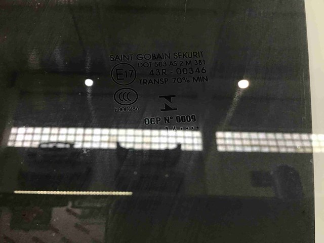 Скло водійських дверей LR044020 LAND ROVER