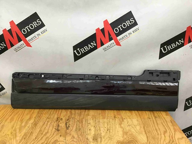 Молдинг передньої правої двері, нижній LR048804 LAND ROVER