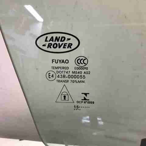 Скло пасажирських дверей LR058831 LAND ROVER