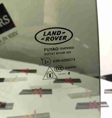 Скло задніх дверей, правих LR058834 LAND ROVER