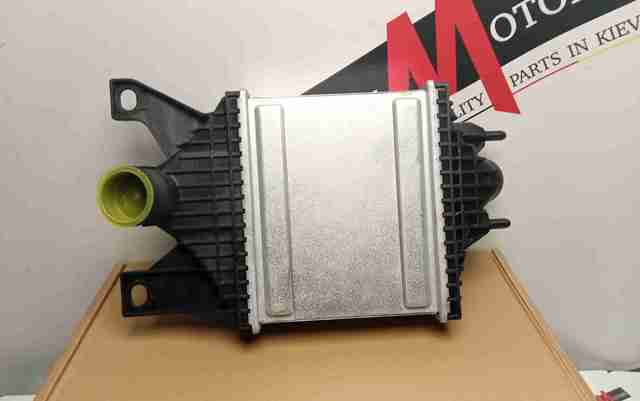 Радіатор интеркуллера LR062405 LAND ROVER