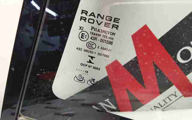 Куточок задніх лівих дверей LR065501 LAND ROVER