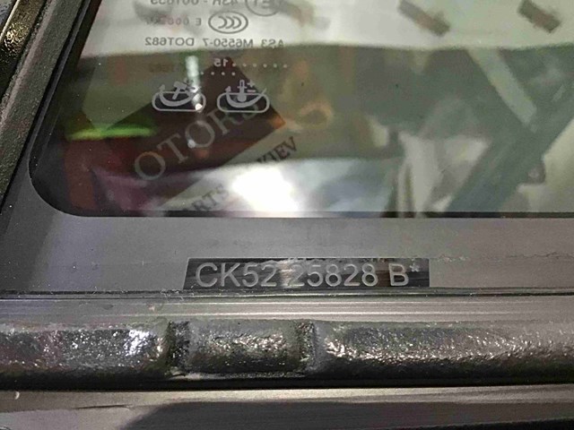 Задня кватирка права LR065502 LAND ROVER