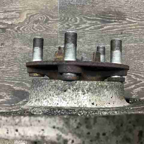 Кулак поворотний передній правий LR072598 LAND ROVER