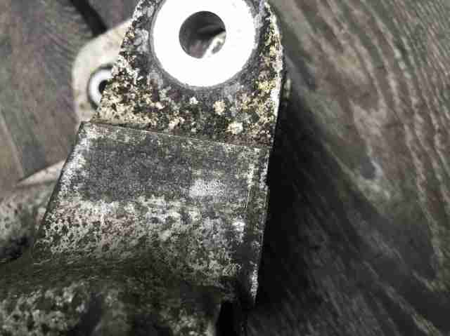 Цапфа поворотного кулака LR079296 LAND ROVER