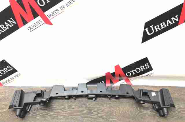 Кронштейн бампера заднього, центральний LR137682 LAND ROVER