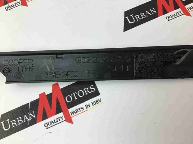 Молдинг опускного скла нижній, двері передньої, правої LR138246 LAND ROVER
