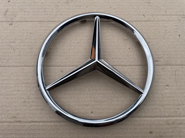 Емблема решітки радіатора 9068170016 MERCEDES