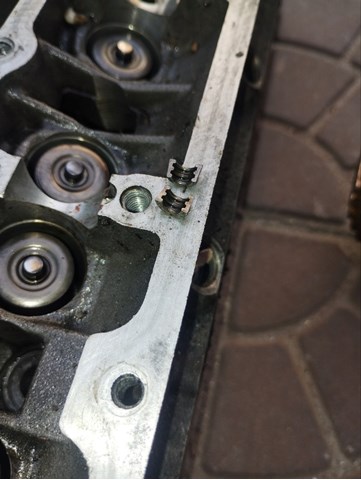 Сухарі клапана 1072051 FORD