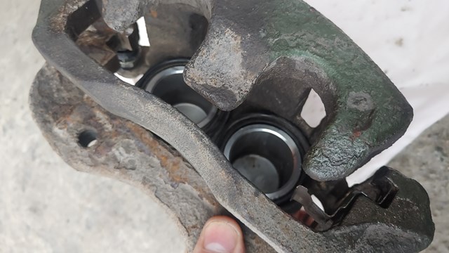 Супорт гальмівний, передній, правий 41001VL30C NISSAN