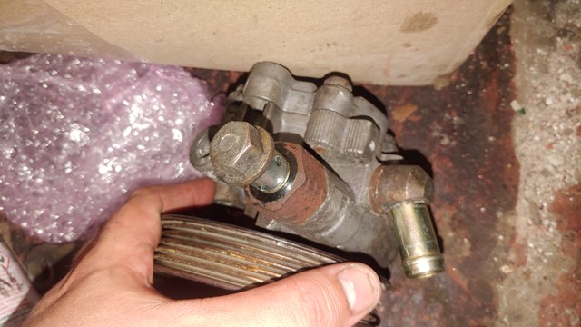 Насос ГУР (підсилювача керма) Toyota Avensis Verso