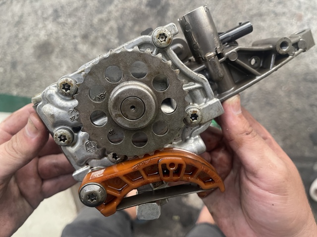 Насос маслозакачуючий A2781810601 MERCEDES