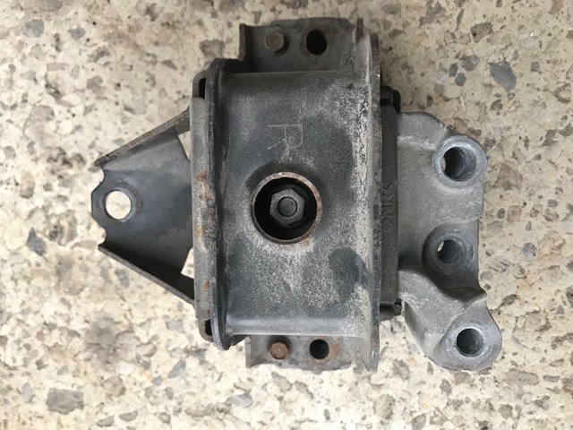 Подушка (опора) двигуна, права передня 1091A211 MITSUBISHI