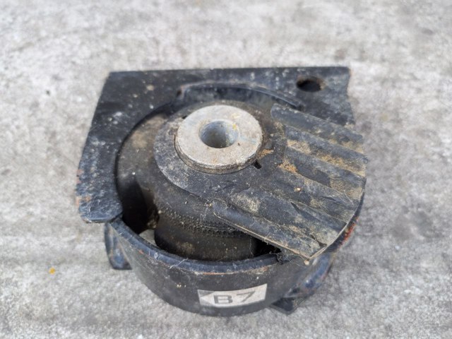 Подушка двигуна передня 123610R040 TOYOTA