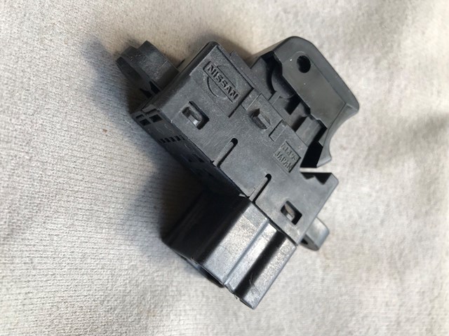 Кнопка підйомника заднього скла 25411BR00A NISSAN