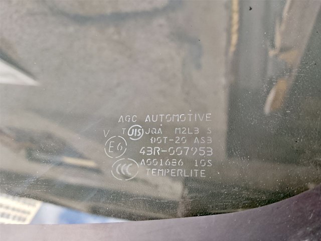 Скло кузова/багажного відсіку, праве 6121A552 MITSUBISHI
