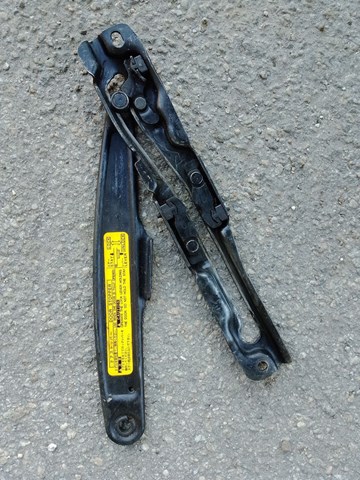 Ліве кріплення переднього бампера 6960960010 TOYOTA